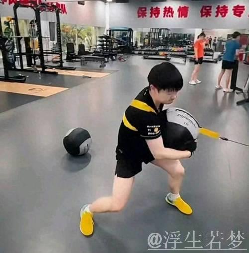 孙颖莎迎27小时5赛挑战,0点下班太辛苦,体能考验极限 孙颖莎迎27小时5赛挑战,0点下班太辛苦,体能考验极限